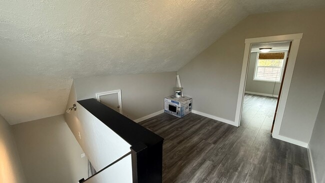 Building Photo - Spacious 3 bed 1 bath, big yard, pets ok, see walkthrough video