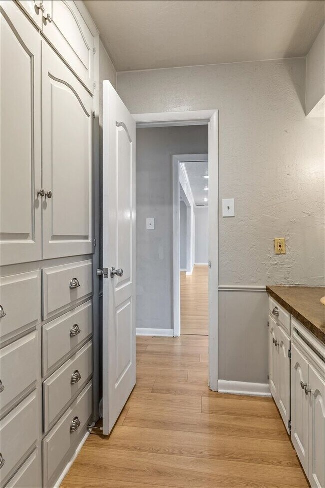 Building Photo - 7522 NW Stonegate- AVAILABLE NOW!