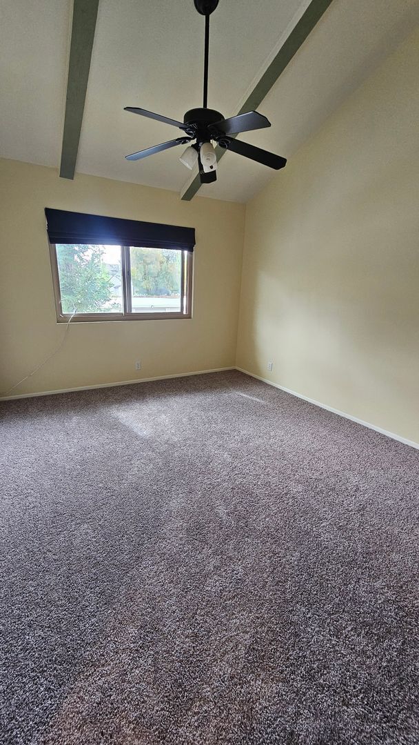 Building Photo - Centrally Located Simi 2 Bed 2 Bath Condo....