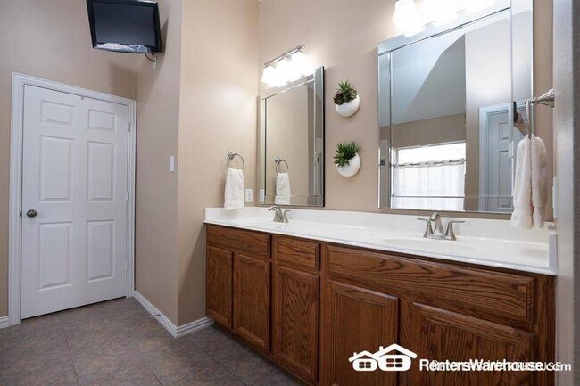 Building Photo - Stunning 3 bedroom, 2 bath in ideal location!