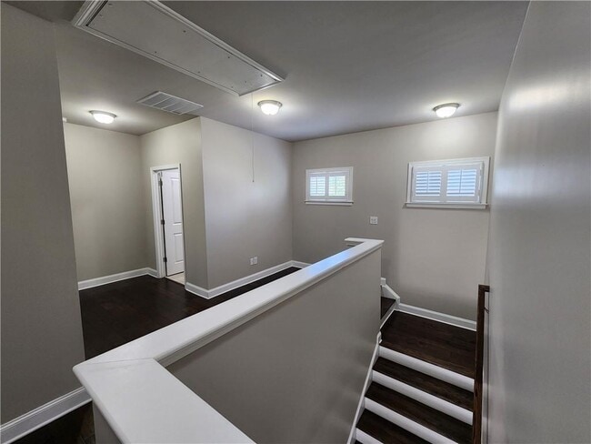 Building Photo - 4045 Brookview Dr