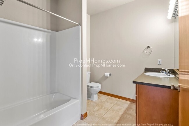 Building Photo - Chic One-Bedroom Condo in Bethany!