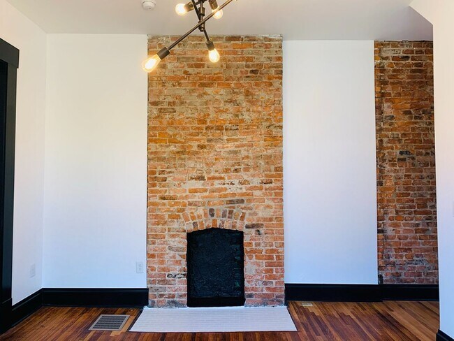 Building Photo - 3 Bedroom 2.5 Bath Just Steps from Franklin Park!!