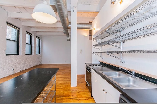 Building Photo - RAVENSWOOD - BEAUTIFUL AND LARGE LOFT FOR ...