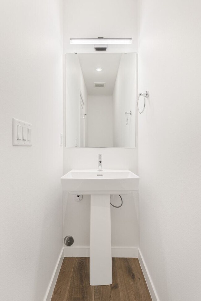 Building Photo - South Seattle Newer Townhome - Great location and floorplan