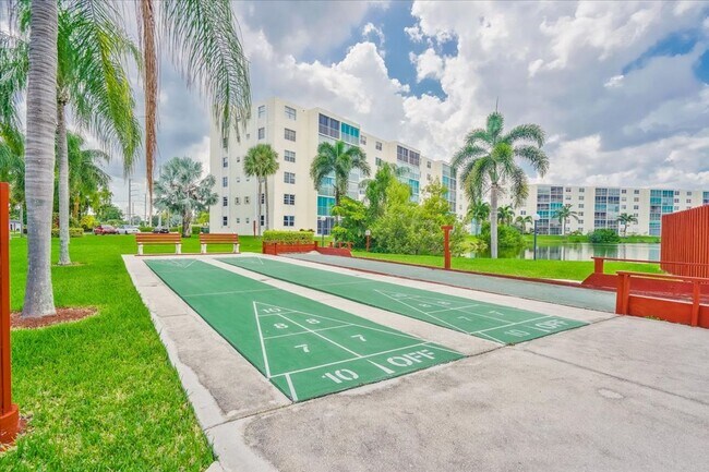 Building Photo - Meadowbrook Lakes View East Condominiums - Dania Beach
