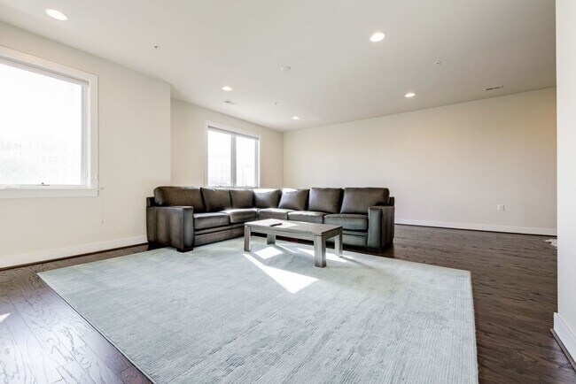 Building Photo - Updated 3br/2.5ba Condo Townhome Alexandria Walk to Metro