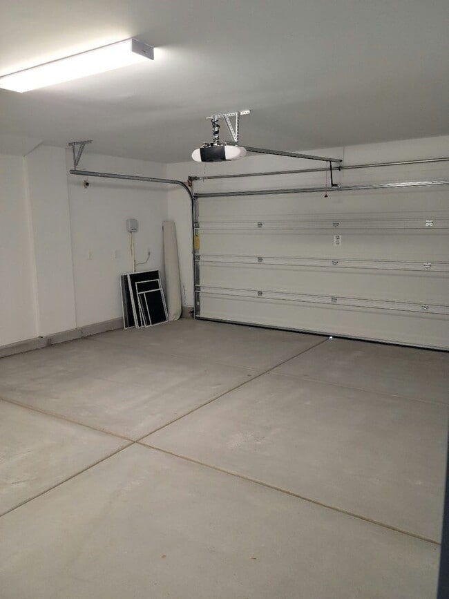 Building Photo - Montecito Community in the Northwest!!!