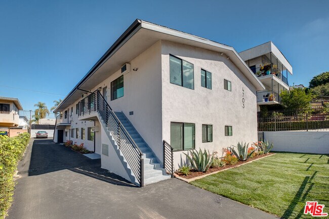 Building Photo - 4703 W St Charles Pl