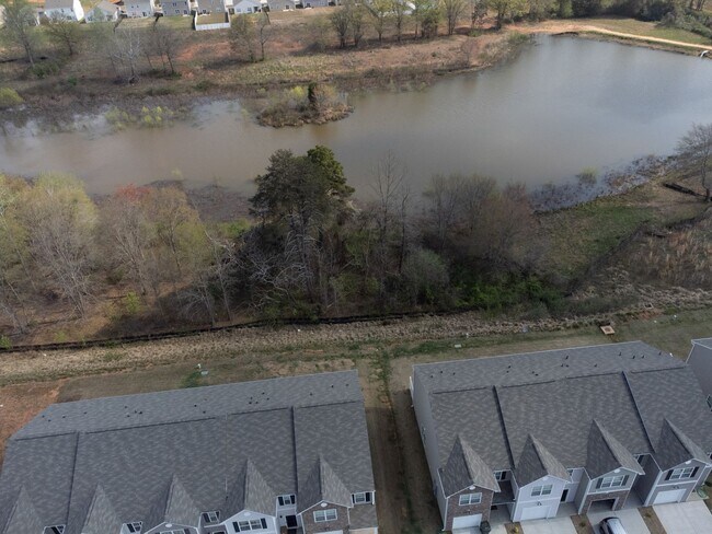 Building Photo - 3 Bed 2.5 Bath Townhome, END UNIT WITH PRIVATE BACKYARD! PRICE REDUCTION!