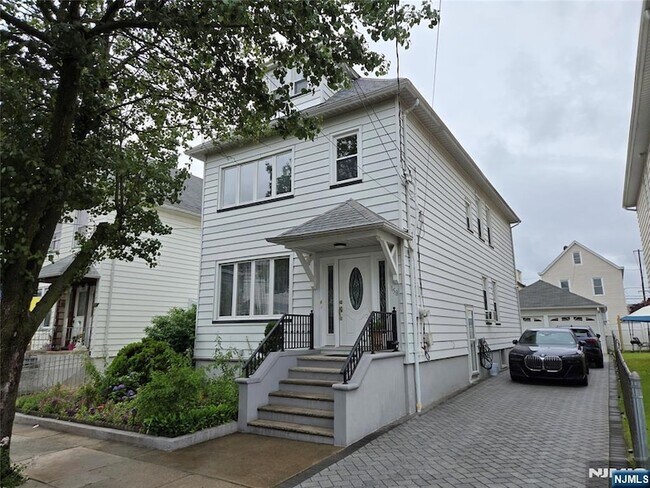Building Photo - 158 Knapp Ave