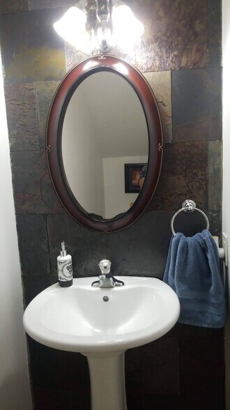 Building Photo - 2338 Sunset Dr