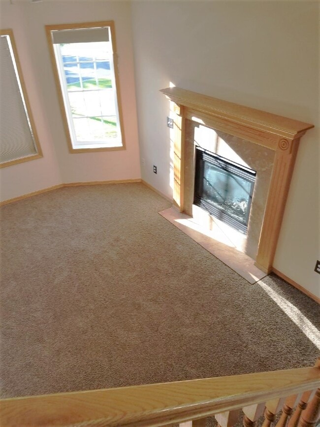 Building Photo - Available sept 01, 3bd, 2ba End Unit Town ...