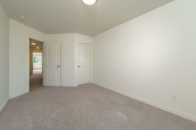 Building Photo - Light, Bright & Move-In Ready – 3BR Gem in Prime Ridgefield Location!  (Pet Friendly)