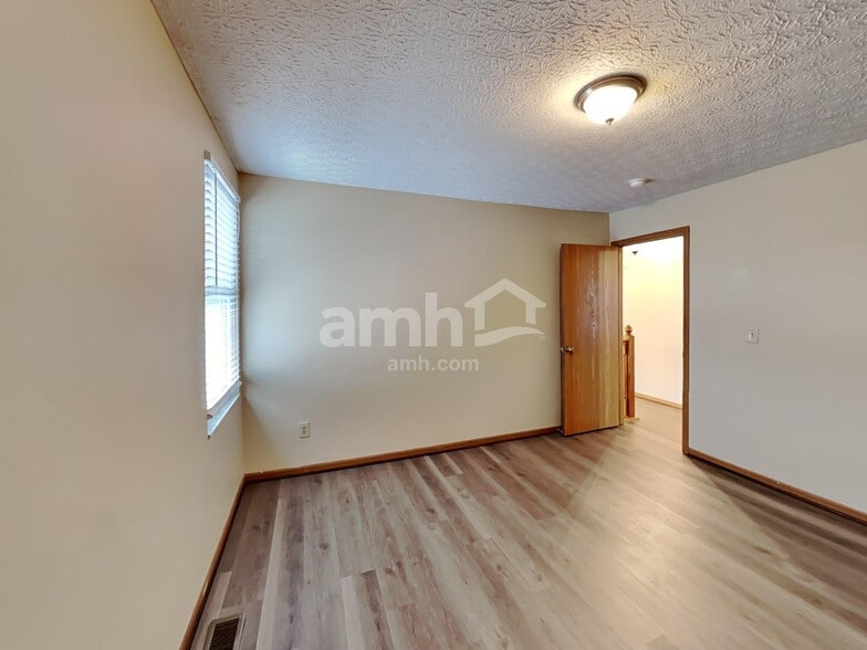 Building Photo - 254 Oxford Dr SW