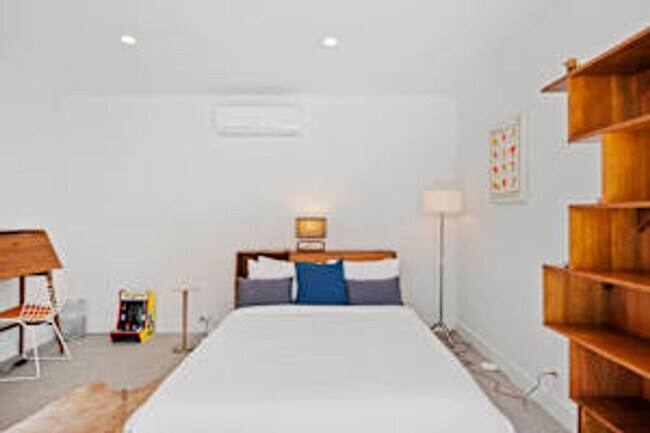 Building Photo - 5 bedroom 5 bath Available for Short Term ...