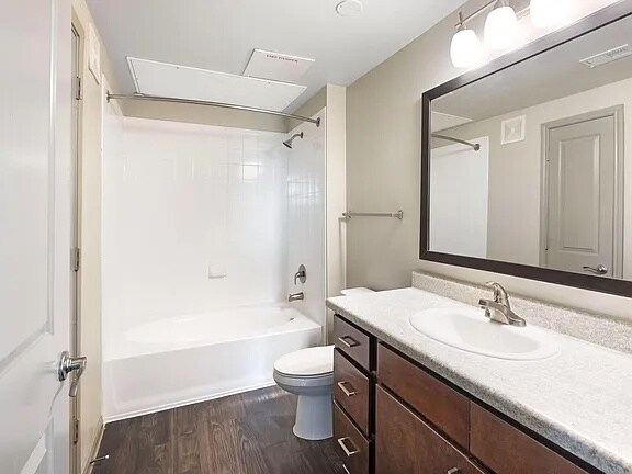 Building Photo - Live in Richmond – Get 1 Month Free Rent!