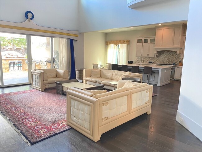 Building Photo - 4642 Devon St