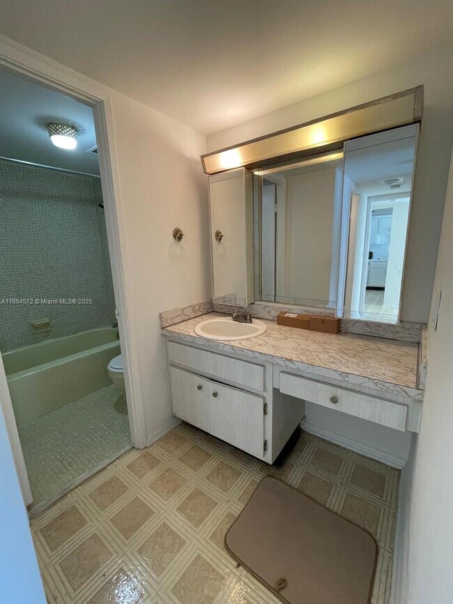Building Photo - 1301 NE Miami Gardens Dr