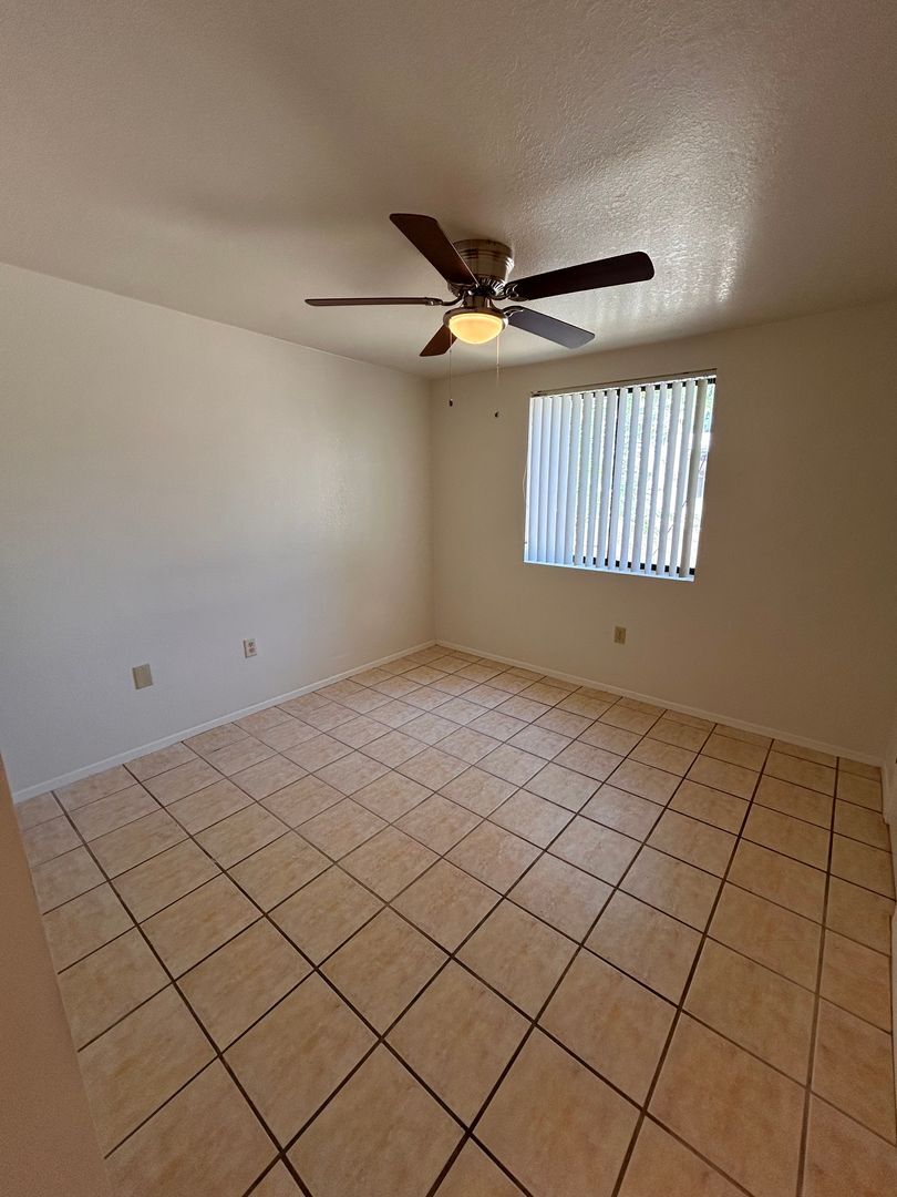 Building Photo - 1150 N Catalina Ave