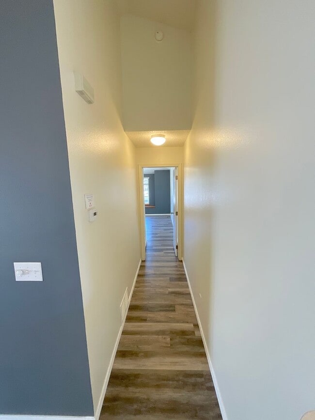 Building Photo - 4 Bedroom Home Available Near Research Pkwy & Scarborough Dr!