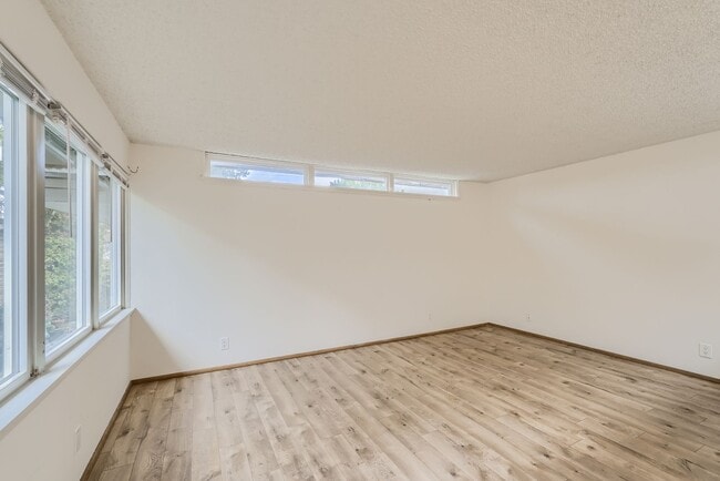 Building Photo - Amazing Open-Concept 1 Bedroom with Skylight in the Heart of Madison Park!