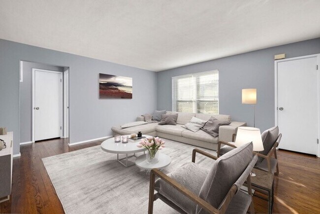 Building Photo - 2 Bedroom, 1 Bath Apartment