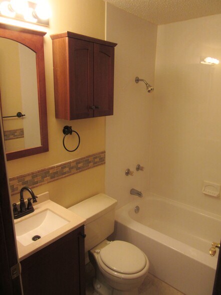 Building Photo - 406 W Maple St