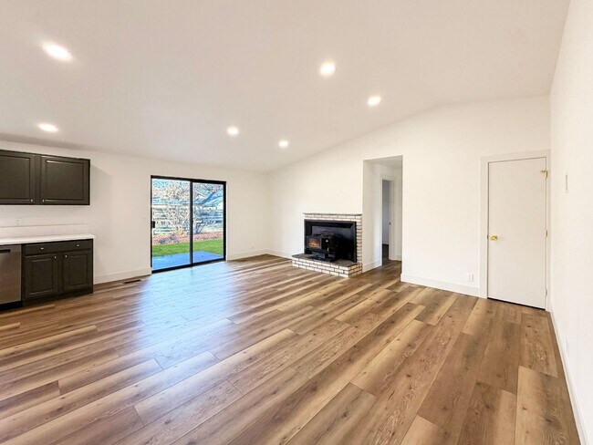 Building Photo - Renovated 4BR/2BA Boise Home – Modern Kitchen, Vaulted Ceilings & Fenced Backyard, Minutes to BSU...