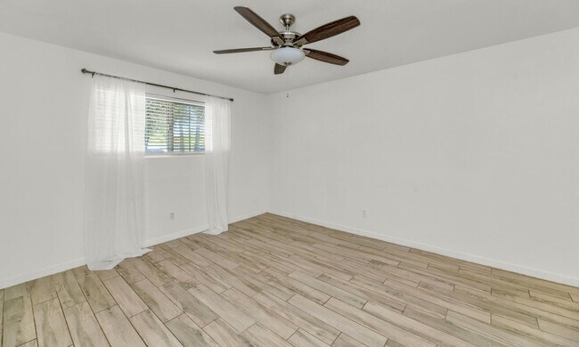 Building Photo - 3904 E Sahuaro Dr