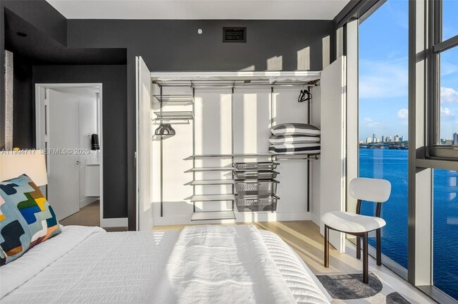 Building Photo - 700 NE 24th St