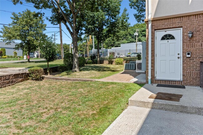Building Photo - 72 Cedar Swamp Rd