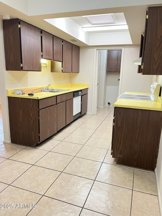 Building Photo - 6010 W Augusta Ave