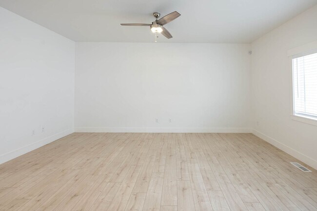 Building Photo - $300 off first month for February & March move-ins! - BEAUTIFUL 3 BED 2.5 BATH TOWNHOME IN SUGAR ...