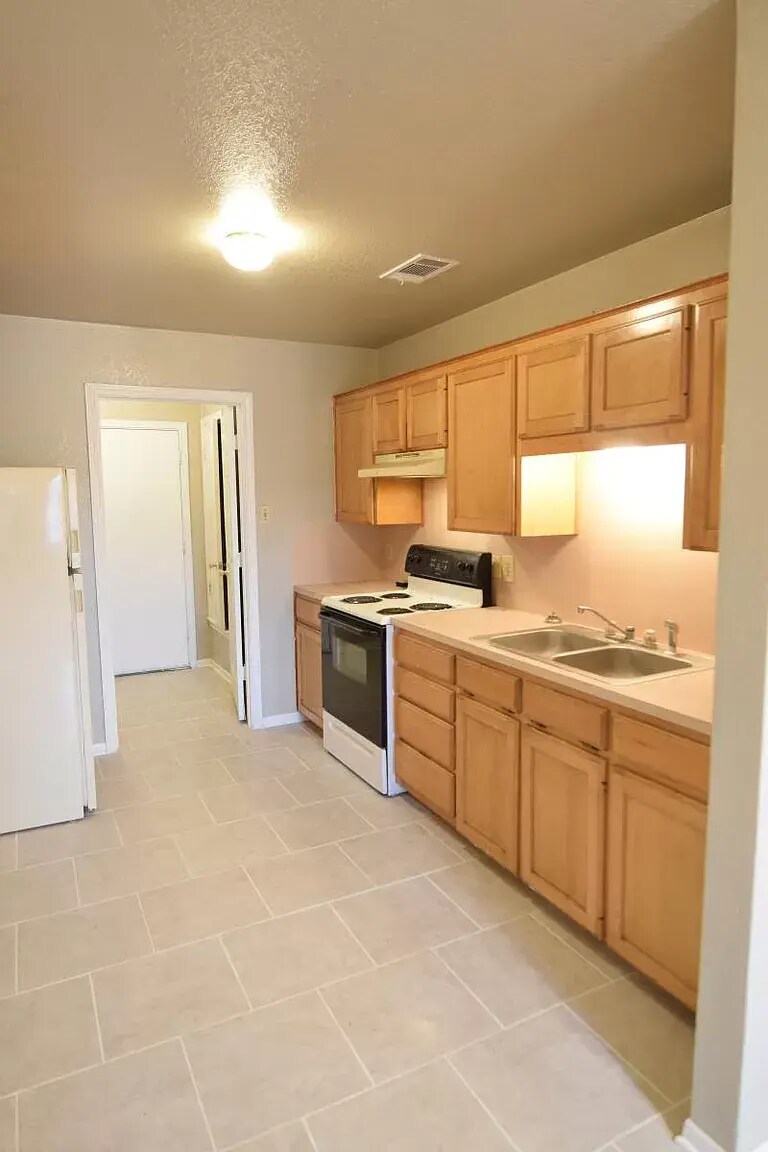 Building Photo - 1504 Benttree Dr