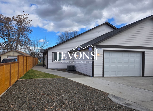 Building Photo - $250 Off on your First Month's Rent. A beautiful home near Downtown Yakima.