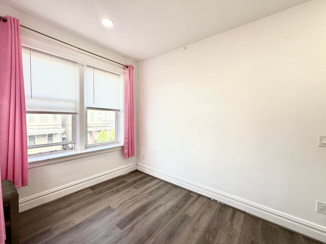 Building Photo - 275 Linden Ave