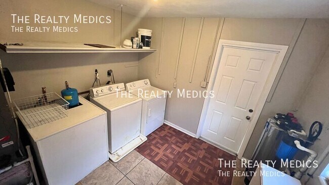 Building Photo - 904 Hall St