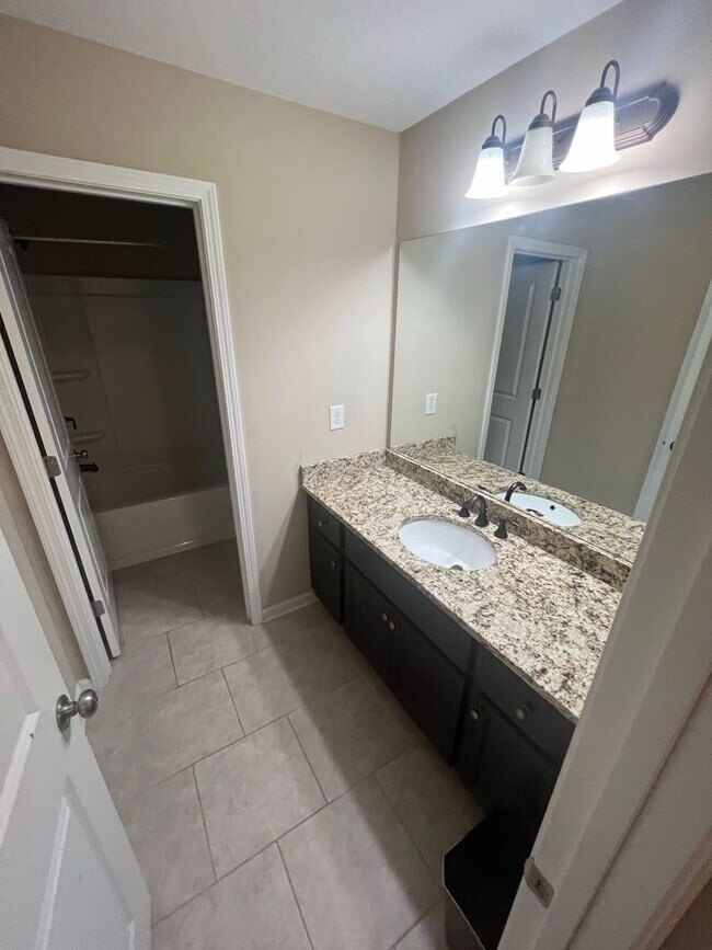 Building Photo - Now Ready! Amazing 5 bedroom house with 3 full bathrooms!