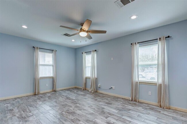 Building Photo - 8020 Bendell Dr