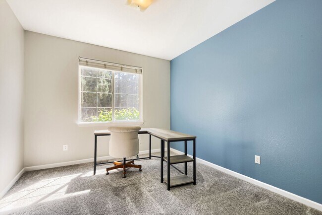 Building Photo - Charming 2 bedroom/ 2-bathroom ground floor- Great location - 1 car garage! Move in now get July ...