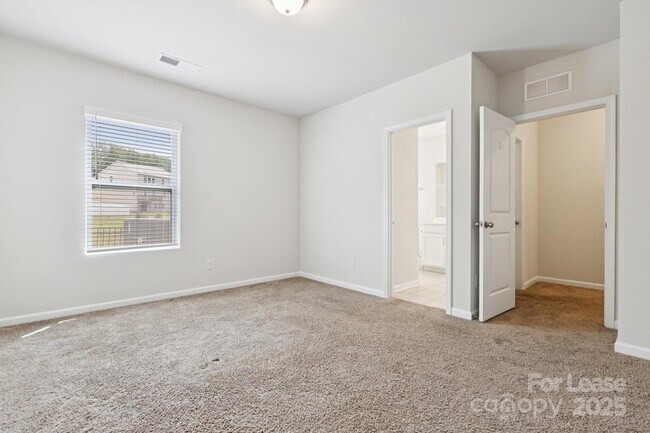 Building Photo - 17121 Carolina Pine Row