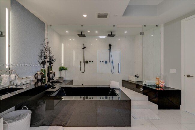 Building Photo - 18555 Collins Ave