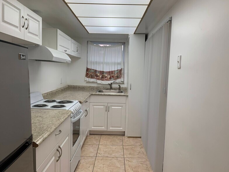 Building Photo - 180 NE 12th Ave