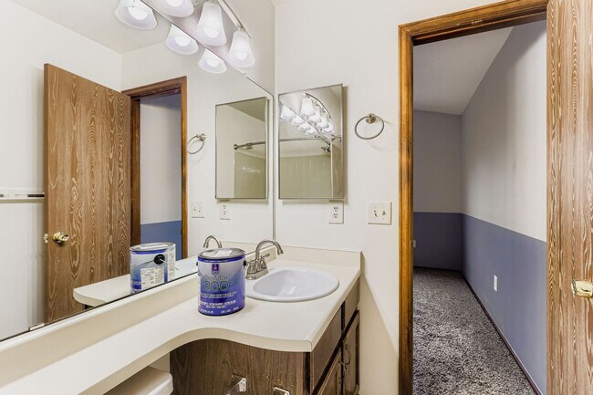 Building Photo - Wonderful 2BD/2.5BA Condo in Excellent Loc...