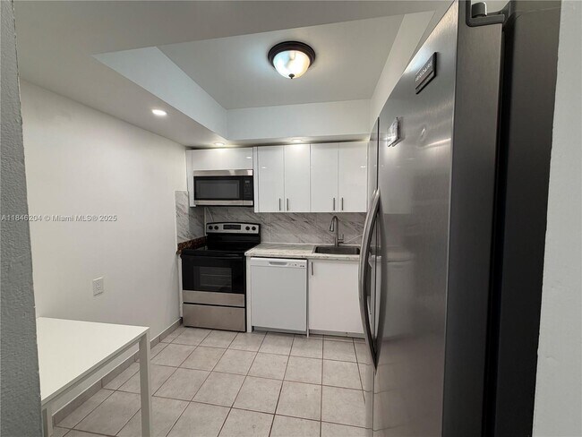 Building Photo - 2017 S Ocean Dr