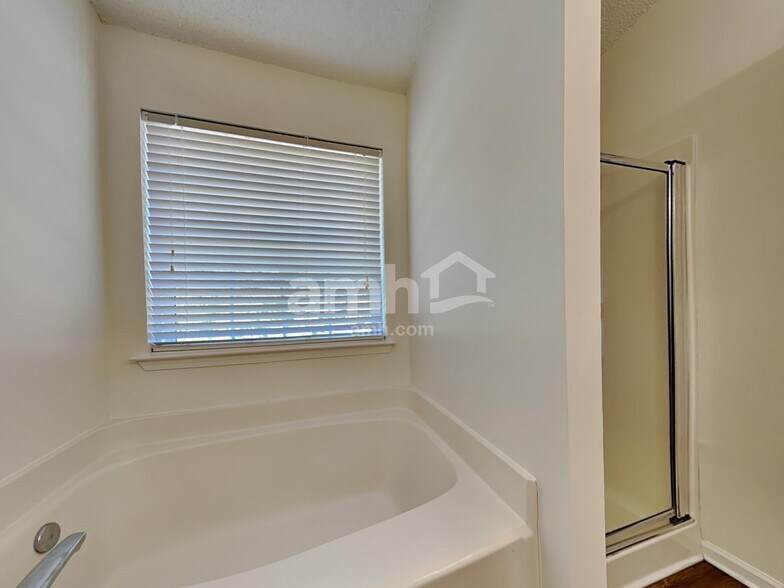 Building Photo - 6527 Forest Cross Dr