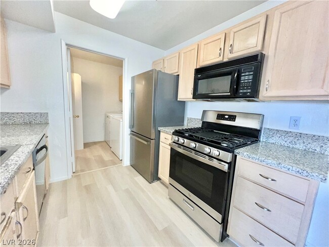 Building Photo - 950 Seven Hills Dr