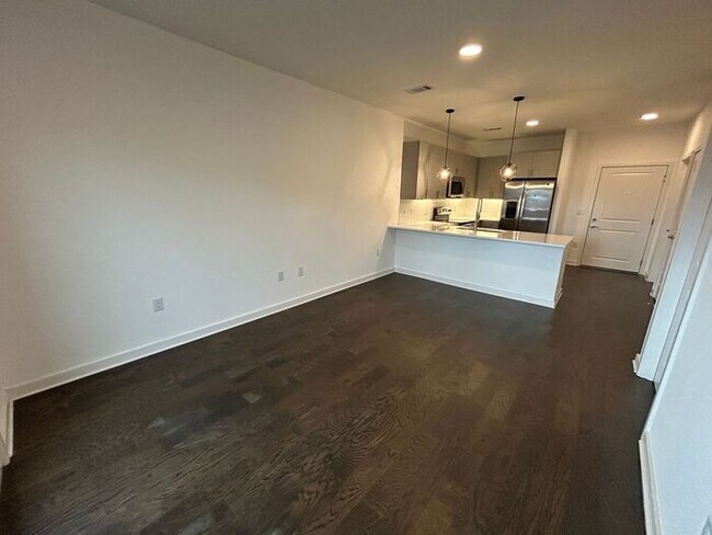 Building Photo - Beautiful 1-Bedroom Townhouse with Modern ...