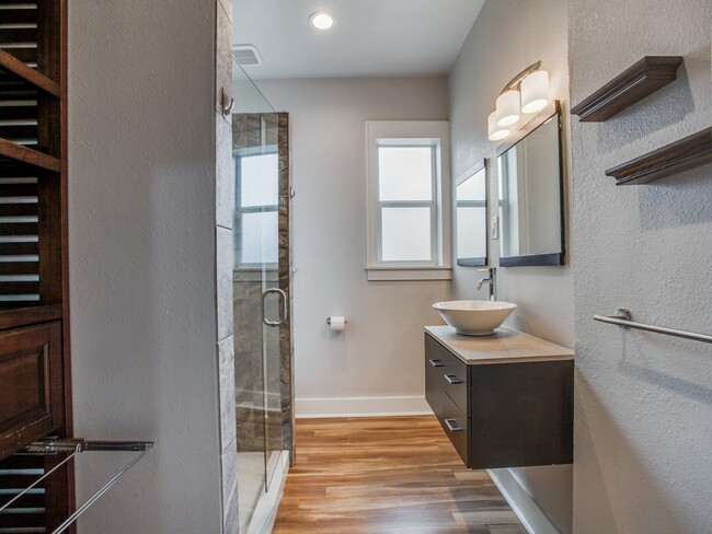 Bathroom with Shower. - 1007 W Craig Pl